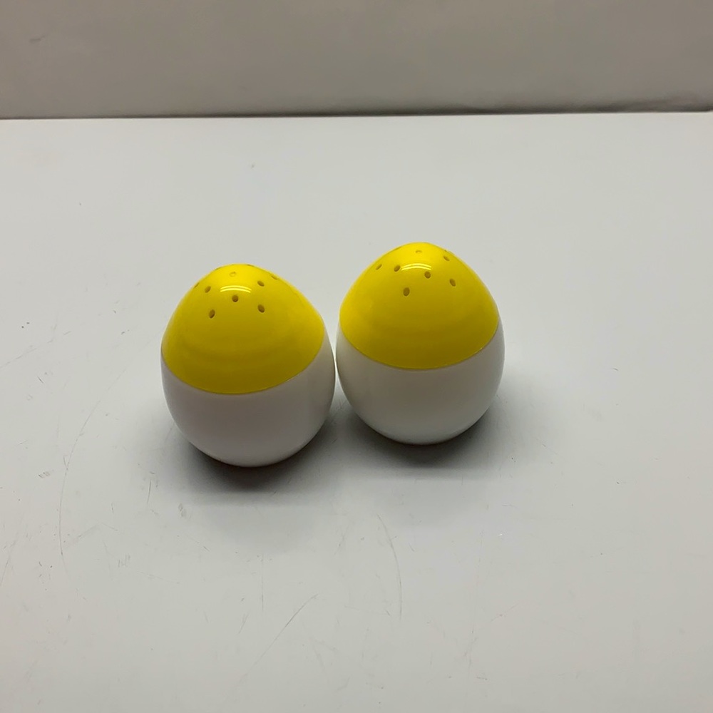 Vintage Avon Daisy Egg Shaped Salt Pepper Shakers - Picture 3 of 8